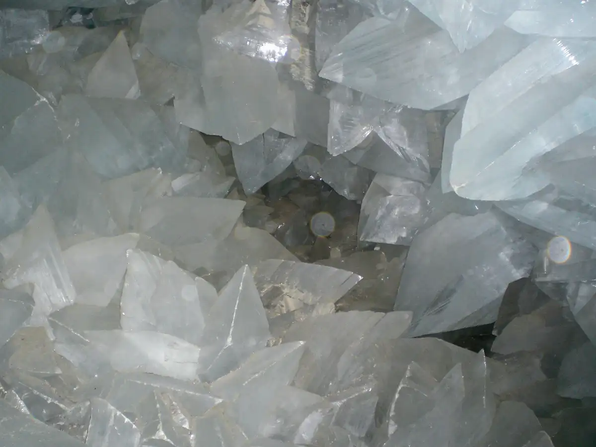 Cristales gigantes de yeso dentro de la Geoda de Pulpí