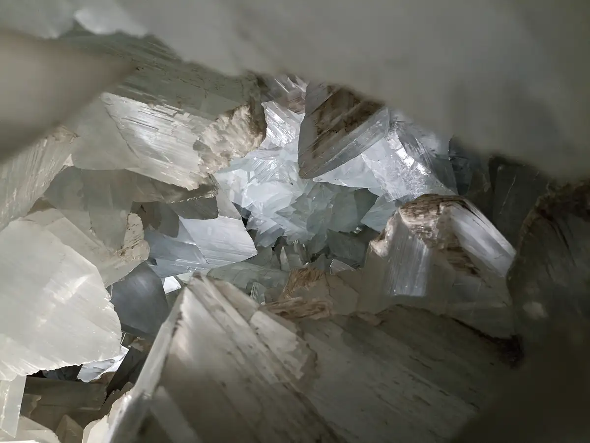 Interior de la Geoda de Pulpí tapizado de grandes cristales de yeso transparente
