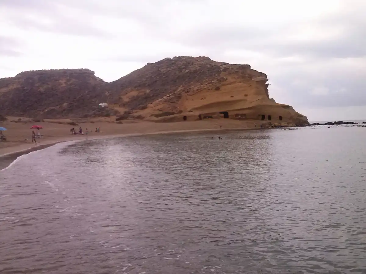 Playa de los Cocedores, entre acantilados de arenisca con cuevas