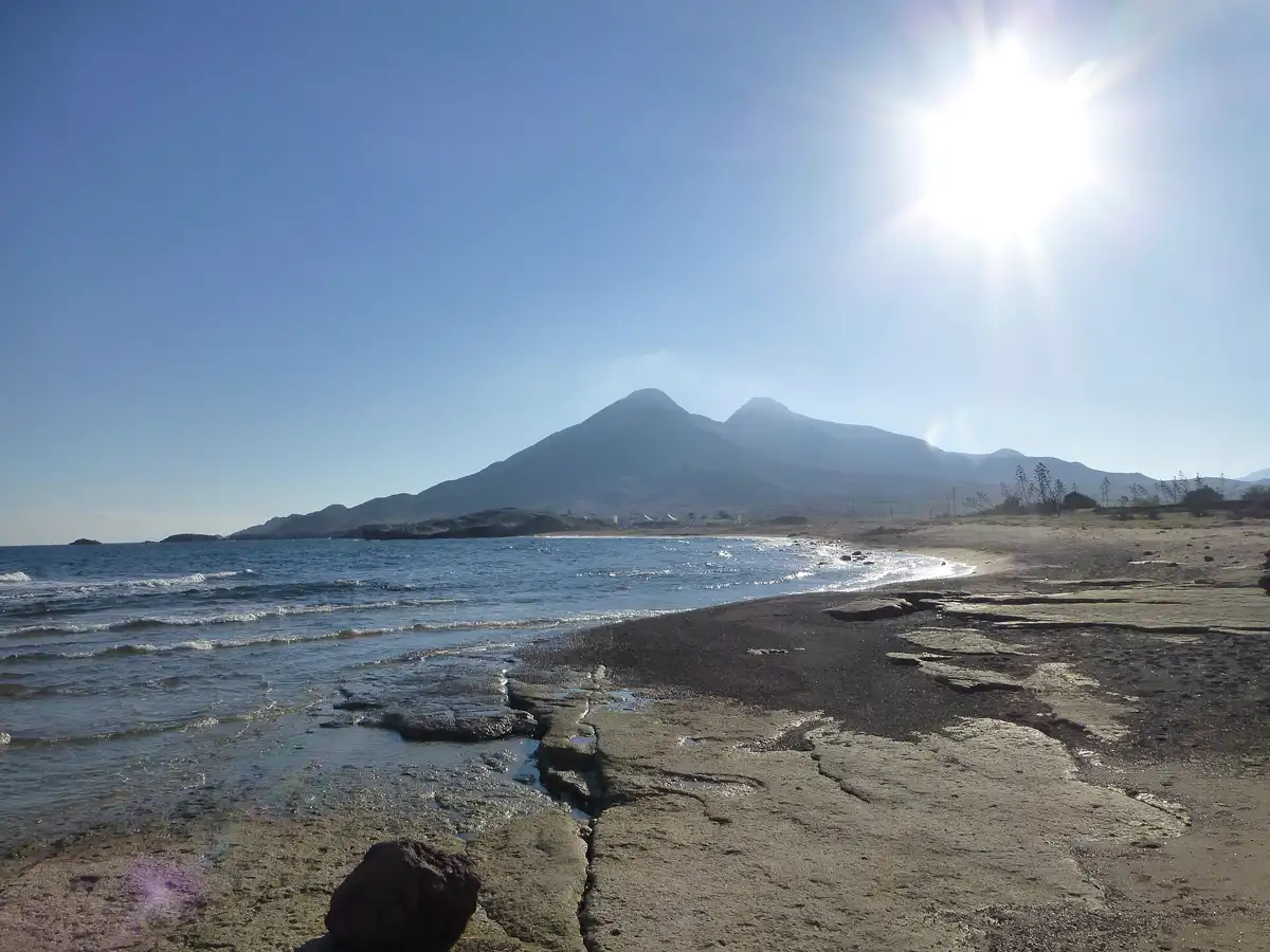 Playa del Arco de Los Escullos con Los Frailes al fondo