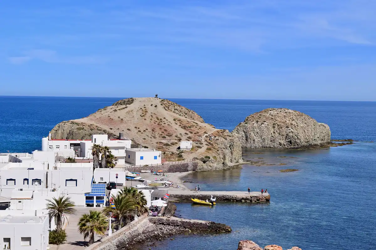 La Isleta del Moro vista desde el mirador, con el islote y las barcas