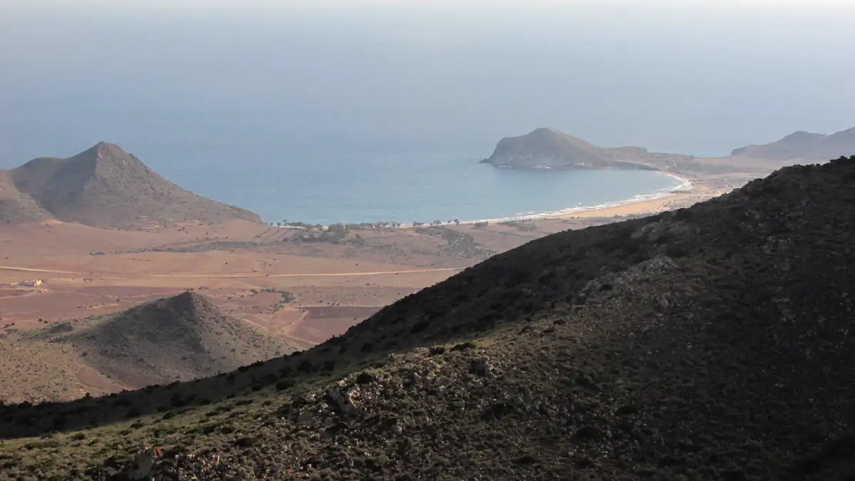 La bahía de los Genoveses y el Morrón vistos desde lo alto de los cerros