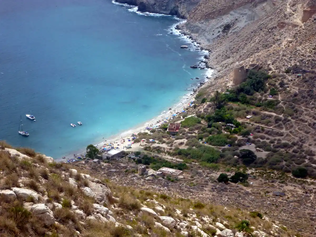 Huertos y vegetación junto a la Cala de San Pedro, con barcos fondeados