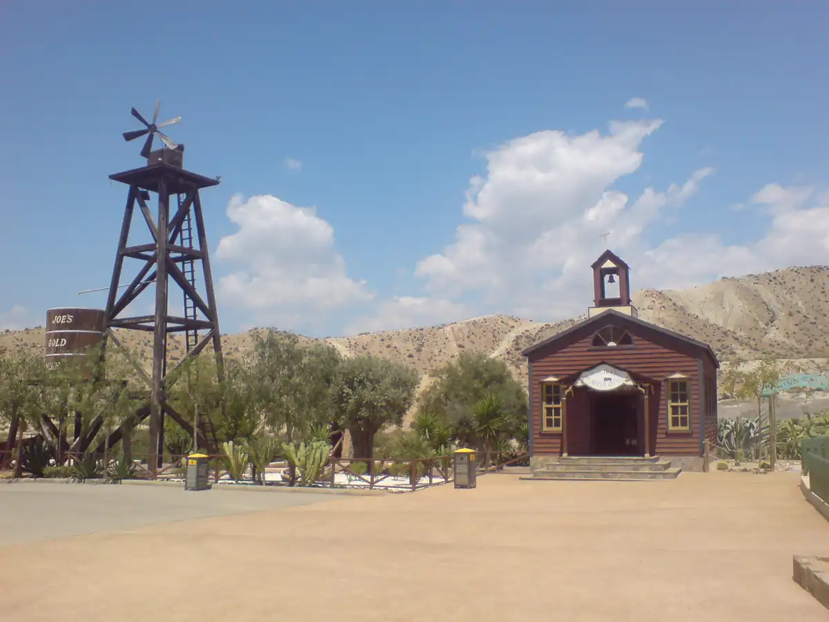 Iglesia y depósito de agua del poblado de Mini Hollywood