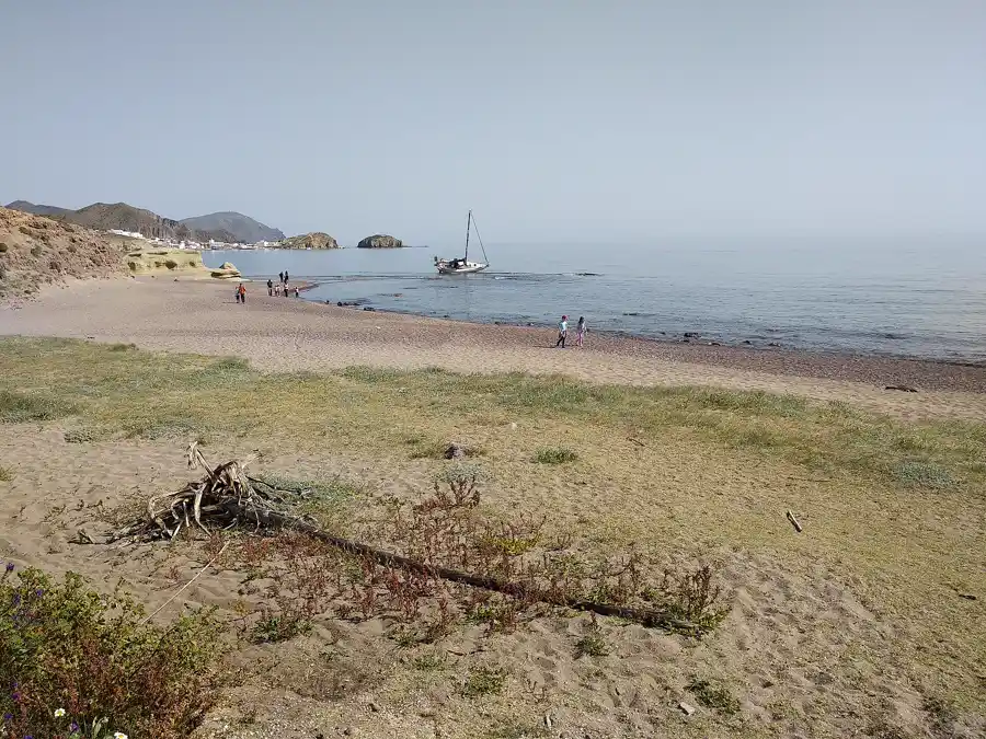 La Isleta del Moro vista desde la playa del Arco, en Los Escullos
