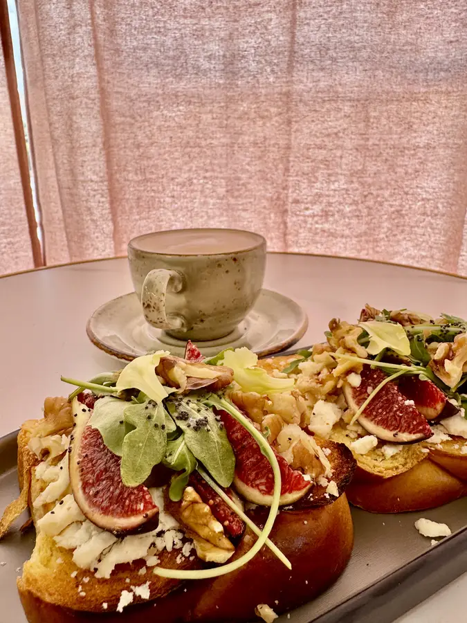 Desayuno con tostadas de higos y café en Lizz Florycafe, Mojácar