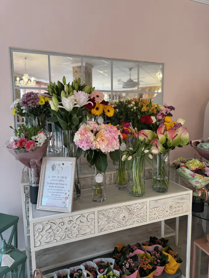 Ramos y flores frescas en el interior de la floristería Lizz Florycafe en Mojácar