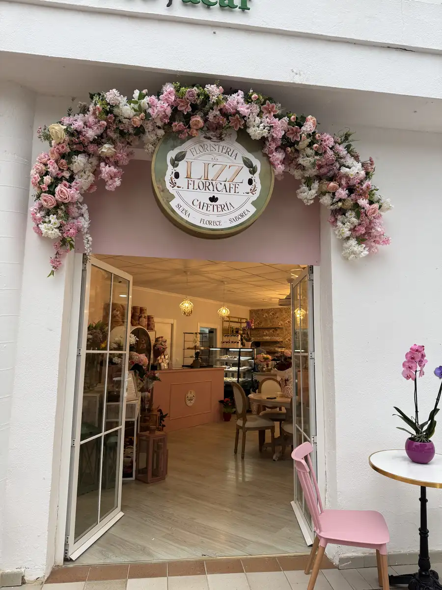 Puerta de Lizz Florycafe, floristería y cafetería en Mojácar Playa, con arco de flores rosas