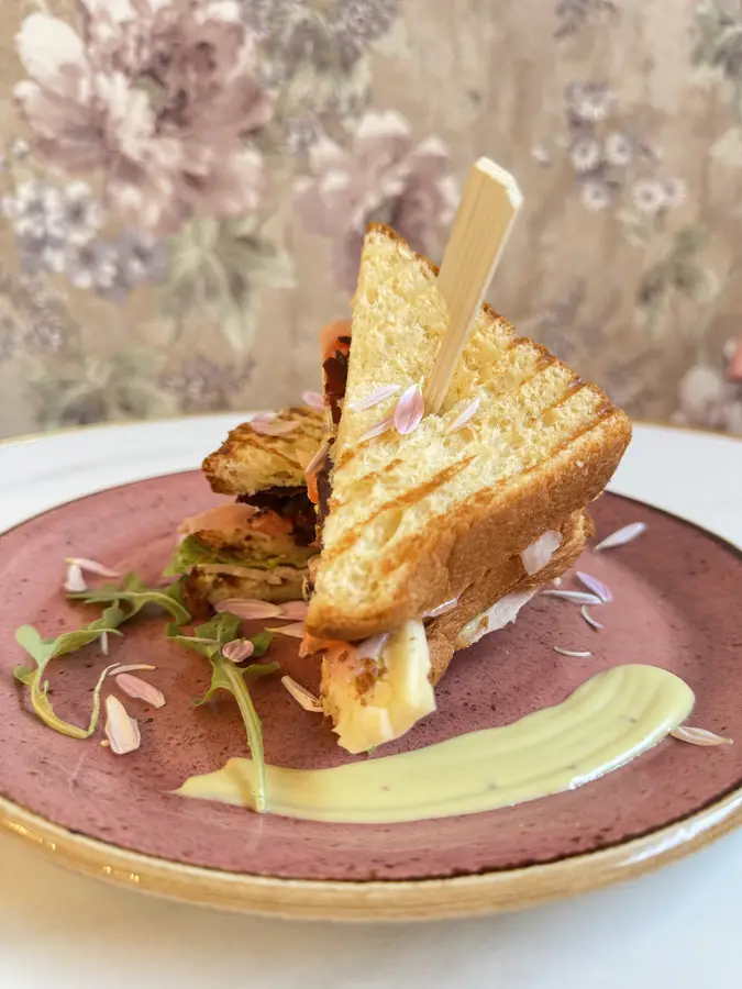 Sándwich de brunch en Lizz Florycafe, Mojácar