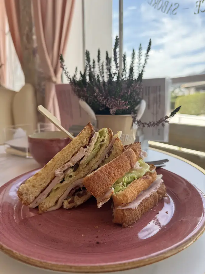 Sándwich club junto a la ventana de Lizz Florycafe, Mojácar