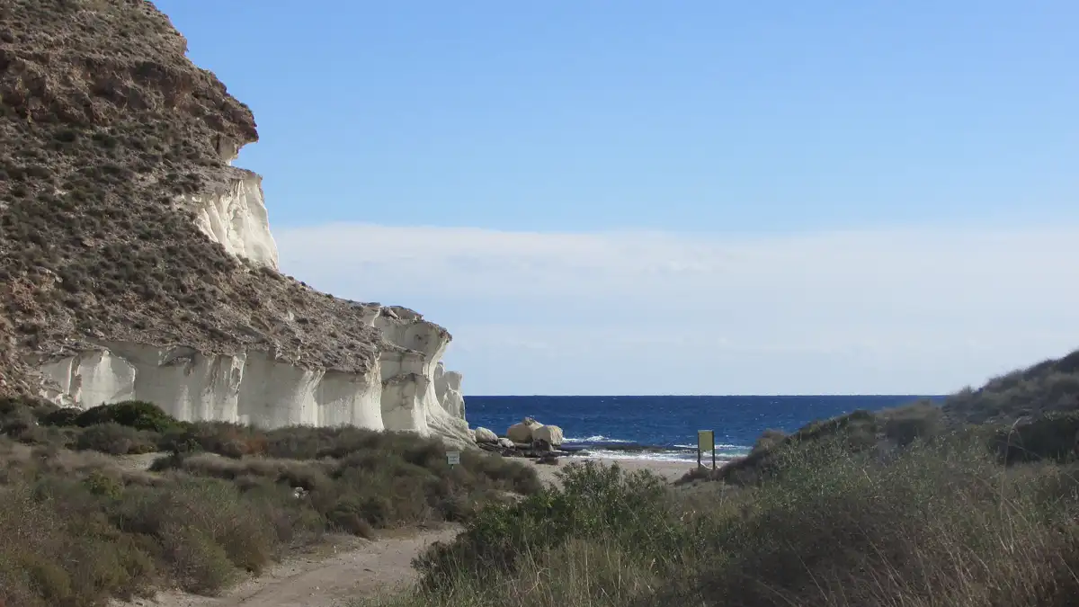 Llegada a la Cala de Enmedio por el camino entre matorral