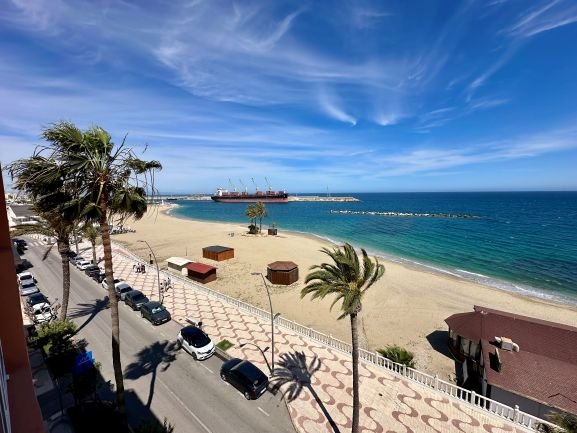 Malecón de Garrucha barandilla mármol paseo marítimo Almería