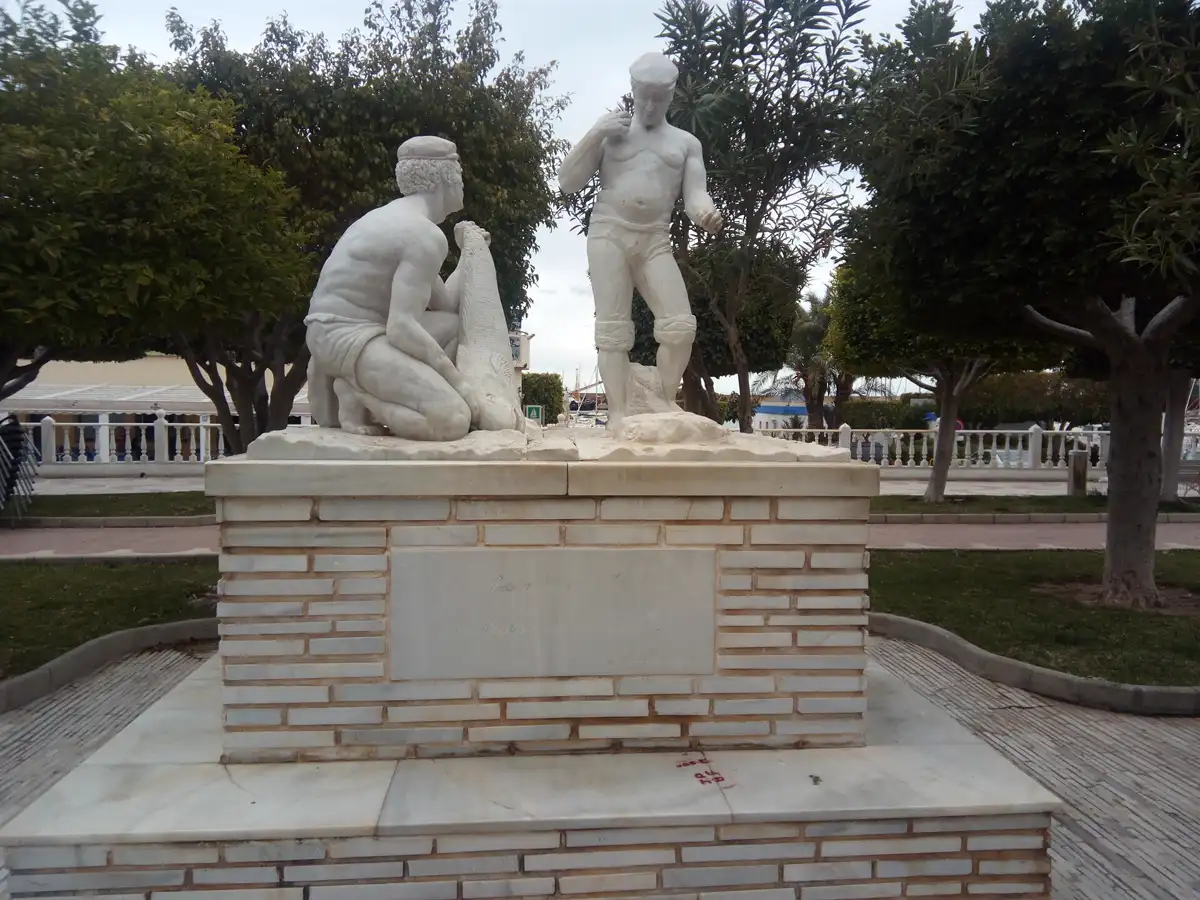 Monumento al pescador en el paseo de Garrucha