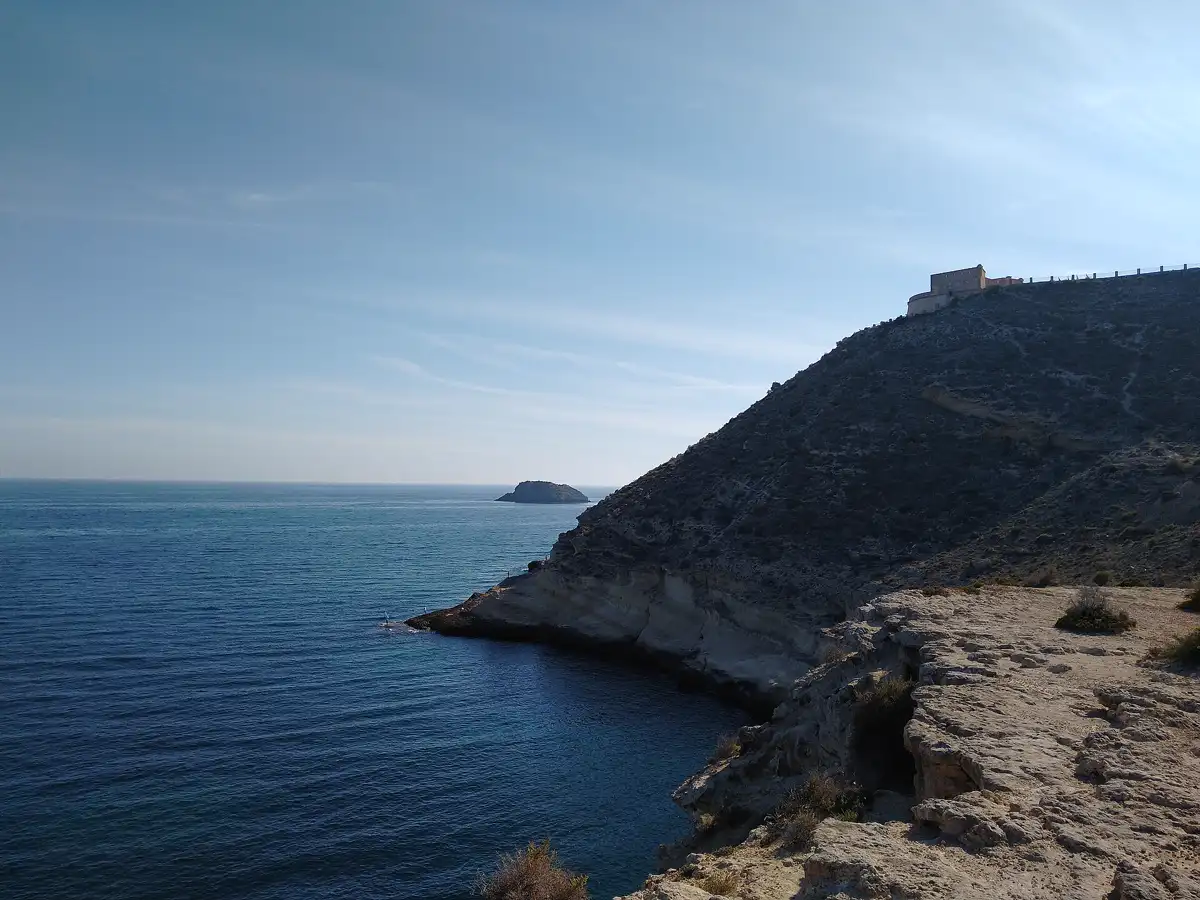 Playa de San Juan de los Terreros con el castillo en lo alto