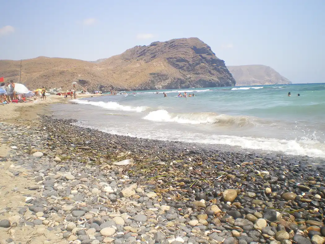 Playa de Las Negras, de canto y arena oscura, con el cerro Negro al fondo