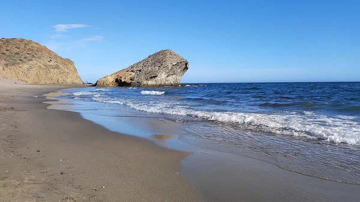 Playa de Mónsul con la roca volcánica de la Peineta junto a la orilla, en Cabo de Gata