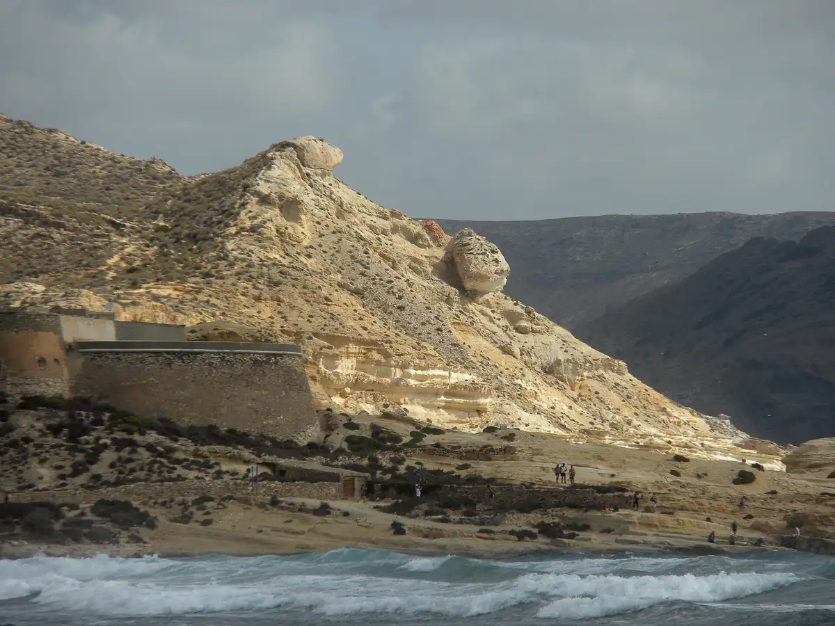 El Playazo de Rodalquilar con la batería de San Ramón junto al cerro