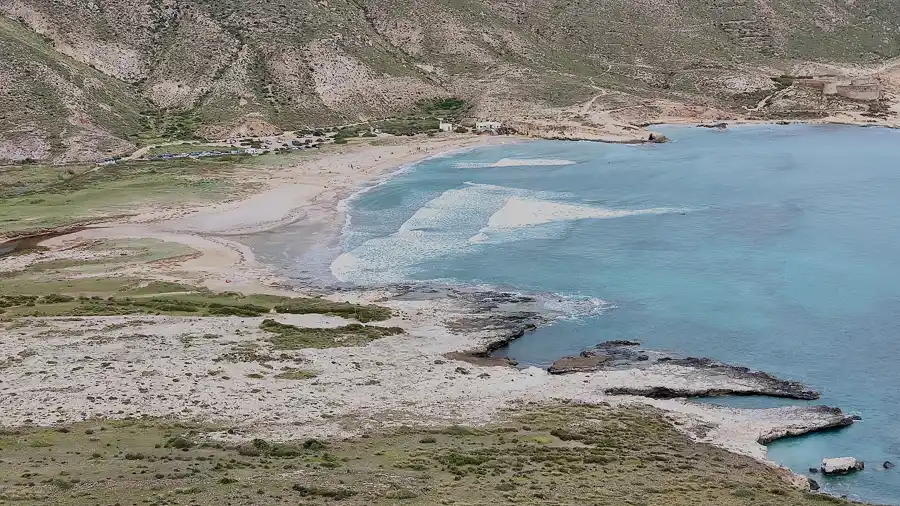 Arena dorada del Playazo de Rodalquilar con el mar en calma