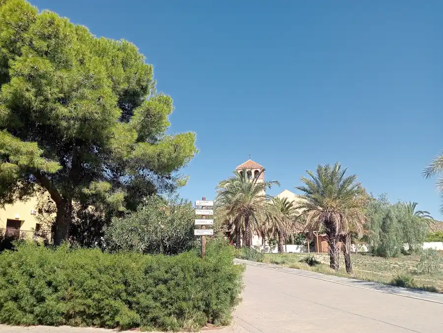 El pueblo de Rodalquilar en el valle volcánico