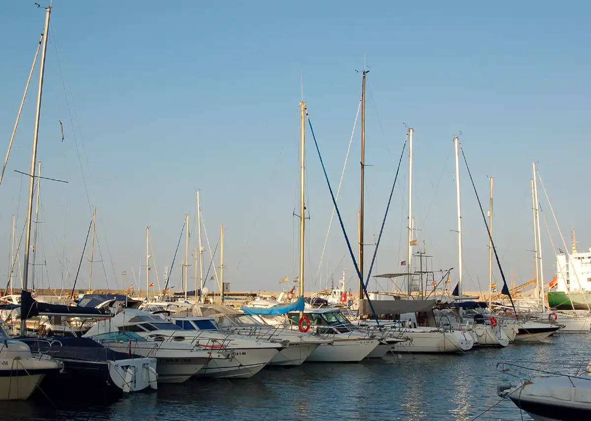Puerto pesquero de Garrucha con barcas amarradas