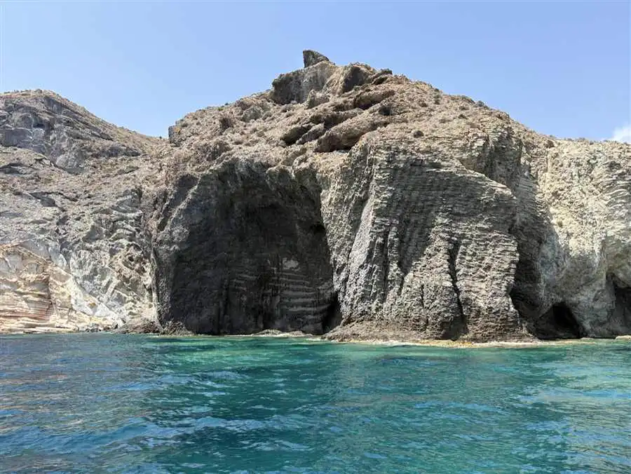 Acantilados volcánicos de la costa de Agua Amarga en el Parque Natural Cabo de Gata