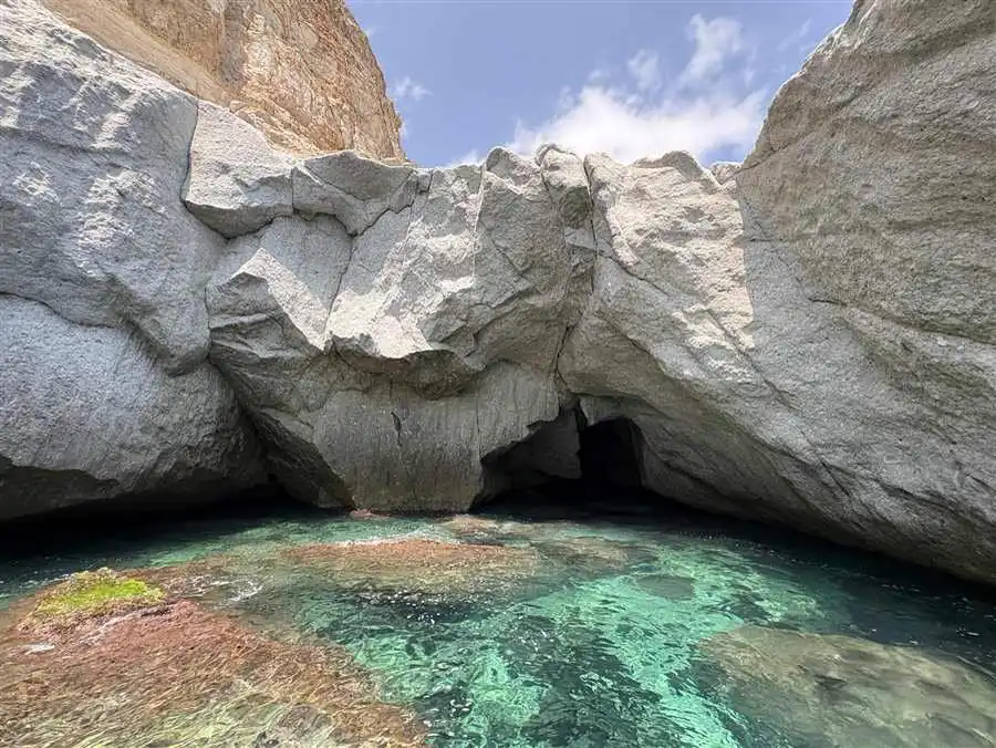 Cueva en la costa del Parque Natural Cabo de Gata, visible desde la ruta en barco