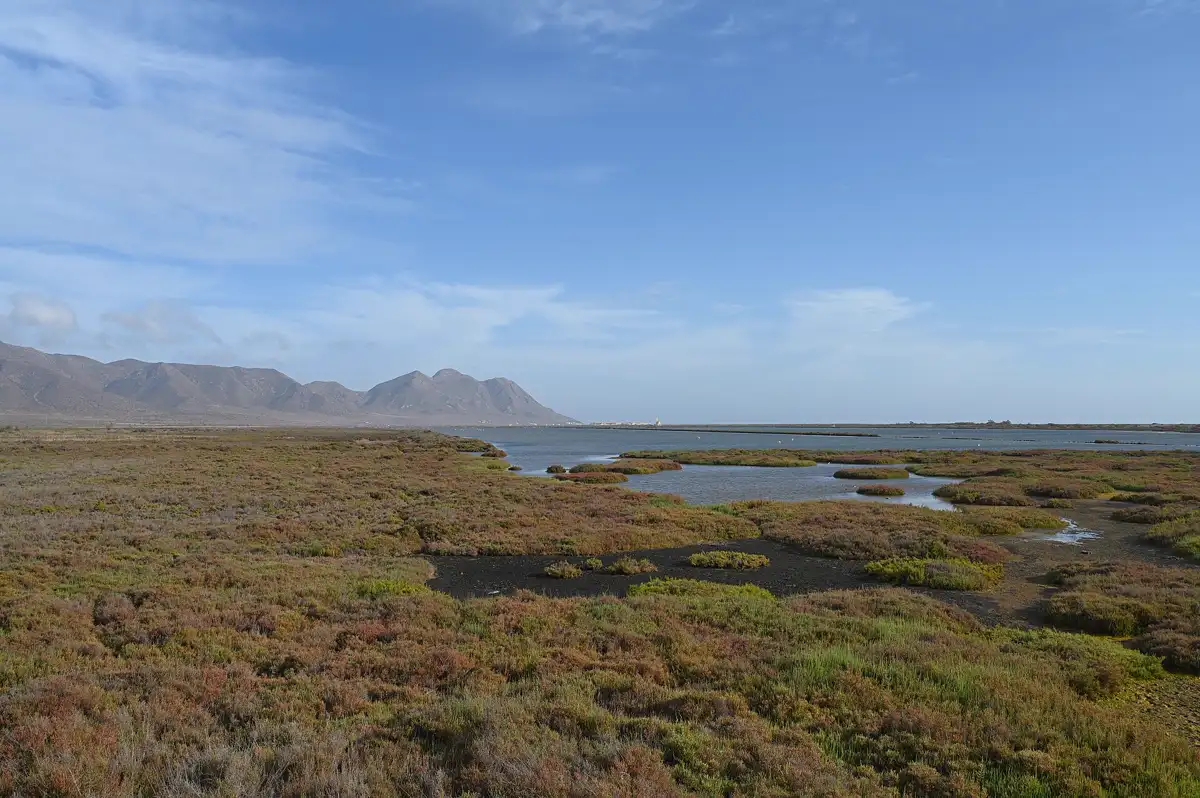 Las salinas de Cabo de Gata con la sierra al fondo