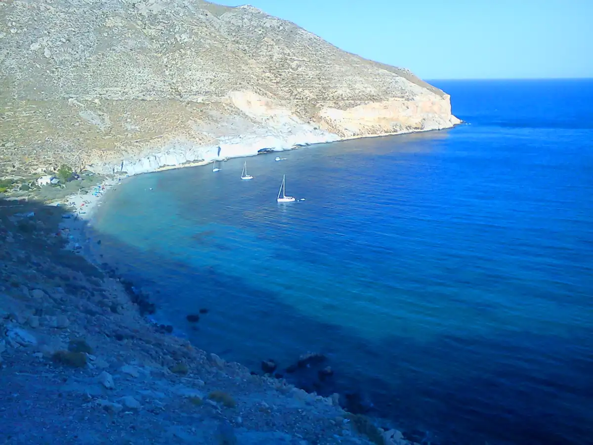 Veleros fondeados frente a la Cala de San Pedro, vistos desde el sendero