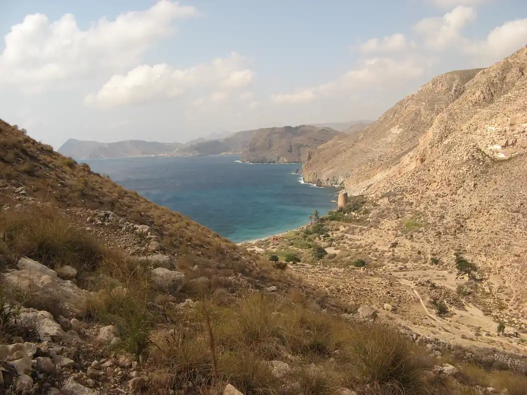 Subiendo por el sendero de la Cala de San Pedro entre laderas volcánicas