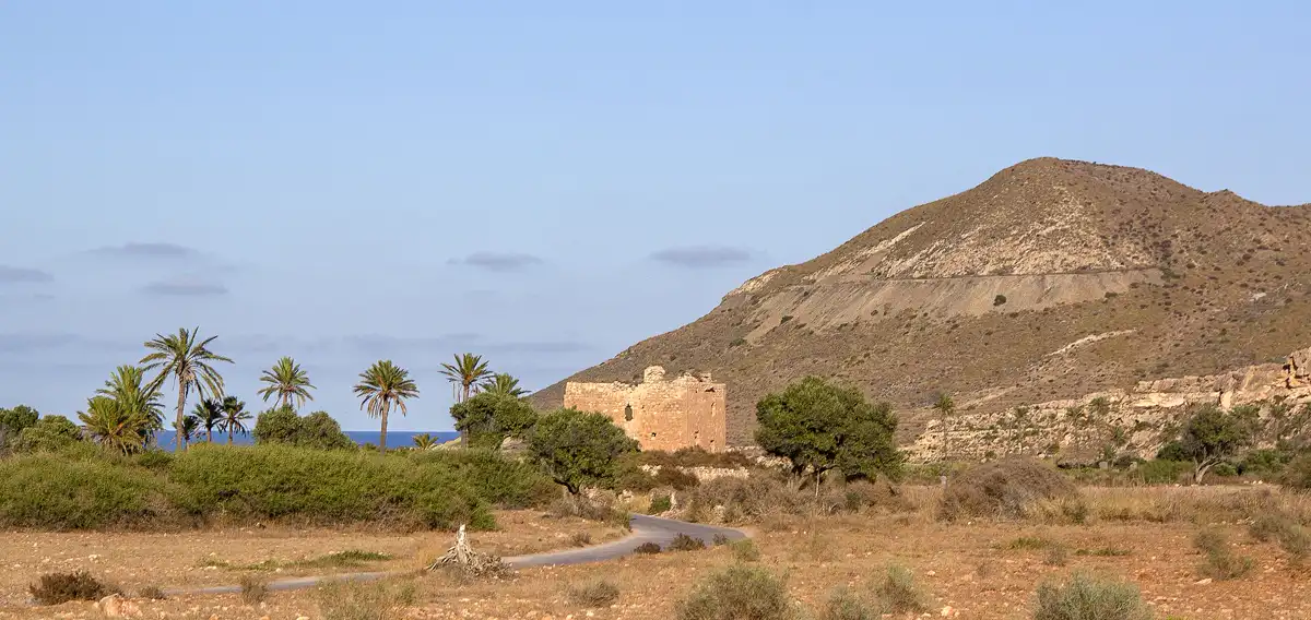 Torre de los Alumbres, del siglo XVI, junto a la pista del Playazo