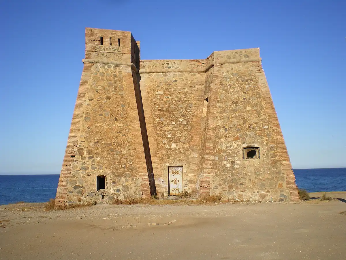 La Torre de Macenas frente al mar