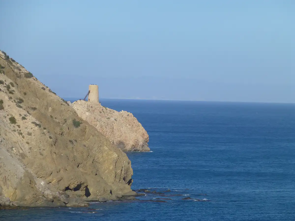Torre del Pirulico vista desde el mirador de la playa del Sombrerico