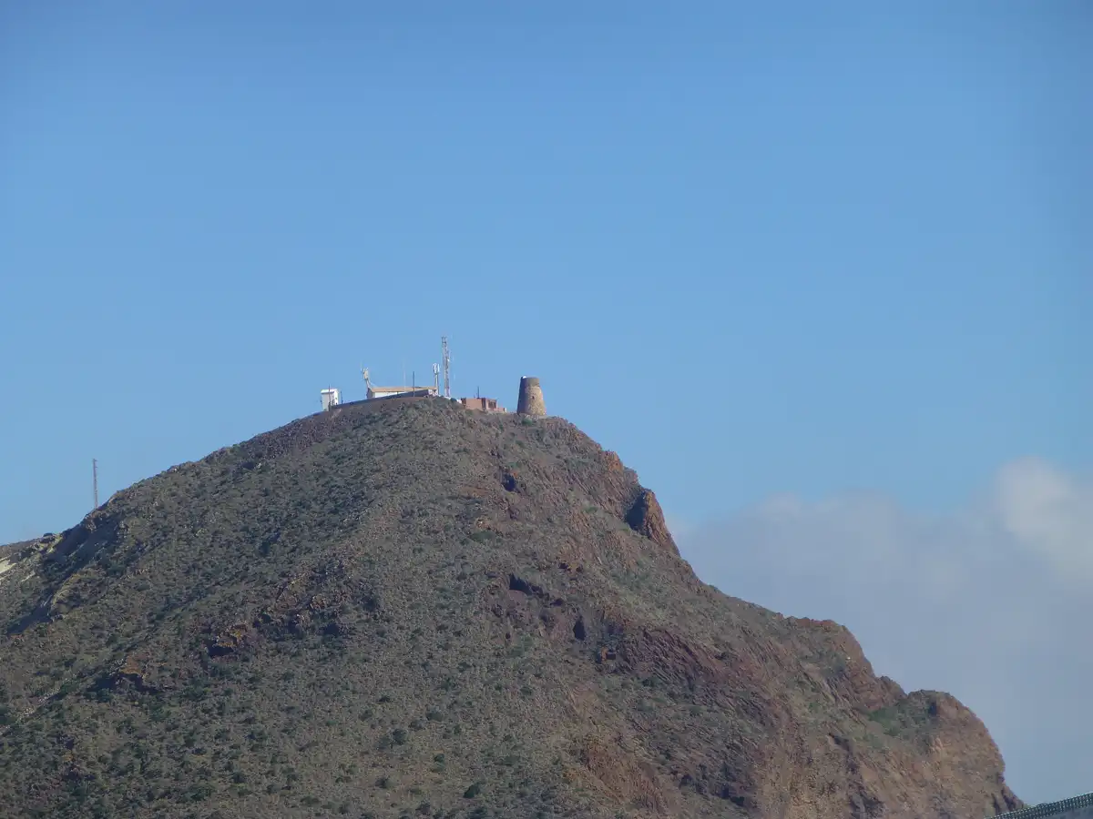 Torre de Vela Blanca sobre los acantilados del Parque Natural