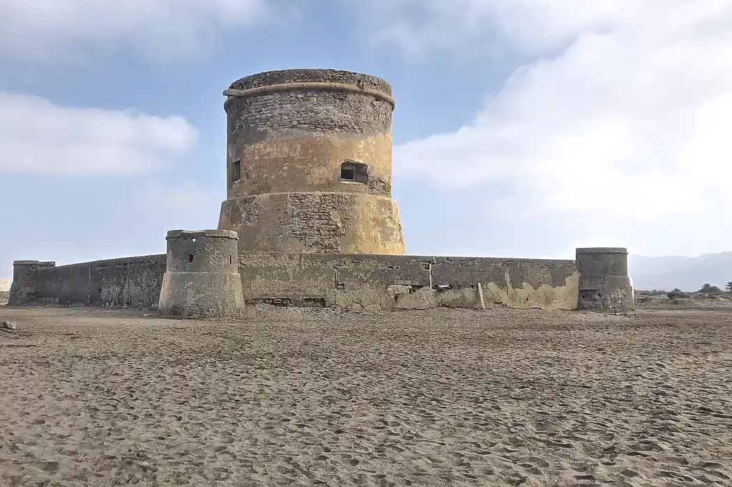Torreón de San Miguel en el pueblo de Cabo de Gata