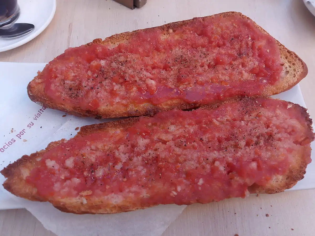 Tostada entera de tomate, desayuno típico andaluz en un bar de Almería