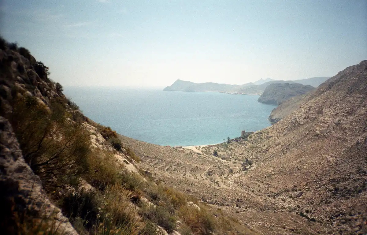 El valle de San Pedro, detrás de la cala, con el mar al fondo