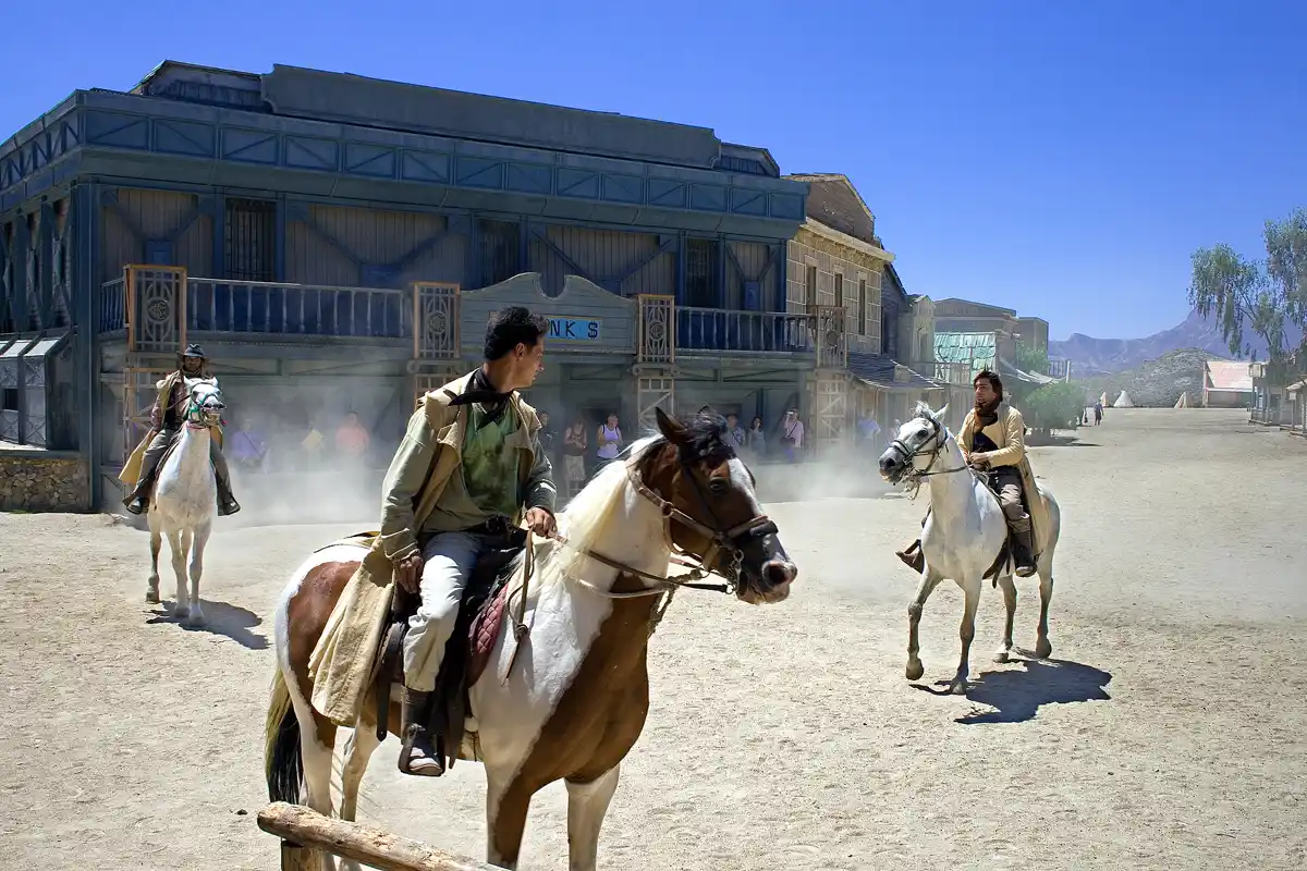 Vaqueros a caballo durante el show de Fort Bravo