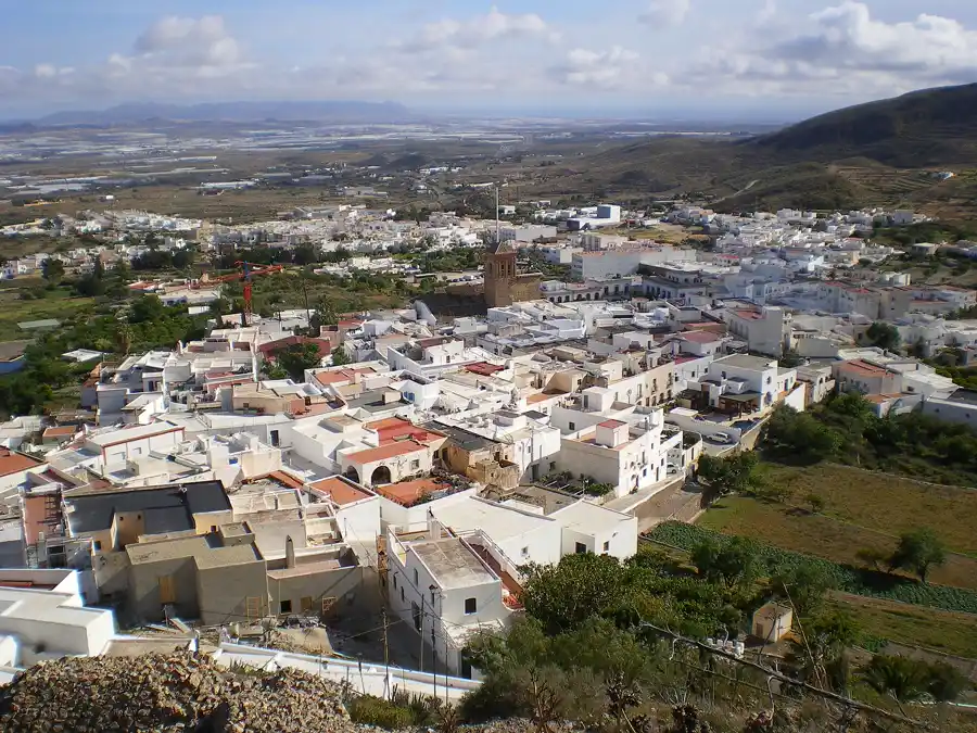 Vista del pueblo blanco de Níjar en la ladera de Sierra Alhamilla